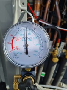 Praktijkbeelden van onze werkzaamheden in koeltechniek ​