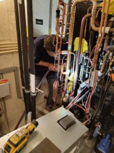 Praktijkbeelden van onze werkzaamheden in koeltechniek ​