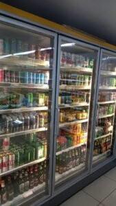 Technische controle van commerciële koelinstallatie wanneer het koelsysteem werkt niet